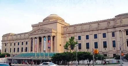 Фасад здания Бруклинского музея Этот музей открытый в 1899 году стал первым - фото 126