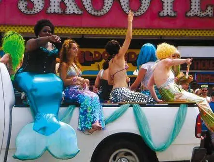 Парад русалок в Бруклине на КониАйленде НьюЙоркский деревенский парад - фото 135