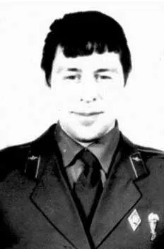 Родился я в Москве 11 мая 1961 года в семье военнослужащих Как и многие дети - фото 32