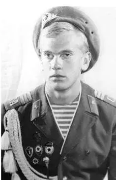 Родился я 24 июня 1960 года в семье рабочих на Урале в Пермской области в - фото 38