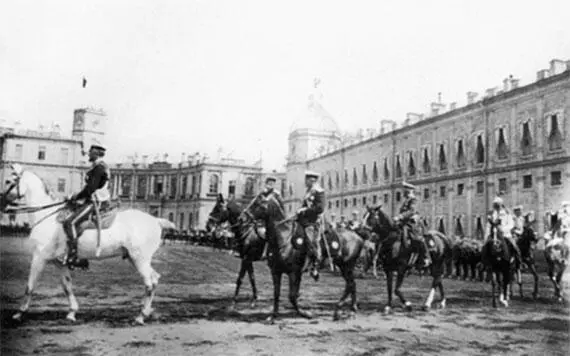 Великий князь Николай Николаевич в Гатчине К 1917 году город располагался - фото 233