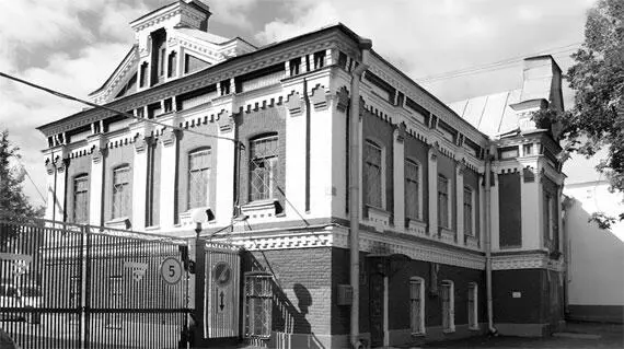 Здание завода Буревестник Торговля развивалась на центральных улицах города а - фото 242