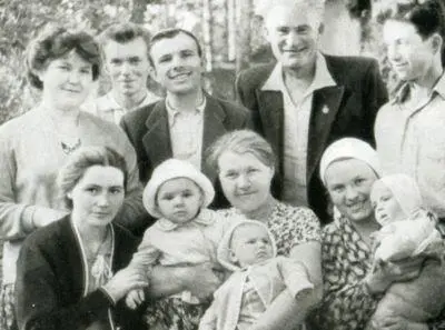 В кругу родных С женой Валентиной и дочерью Галиной 1961 г Главны - фото 14