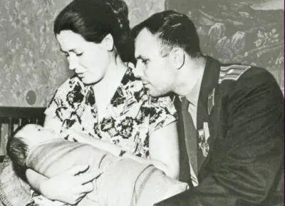 С женой Валентиной и дочерью Галиной 1961 г Главный конструктор Сергей - фото 15
