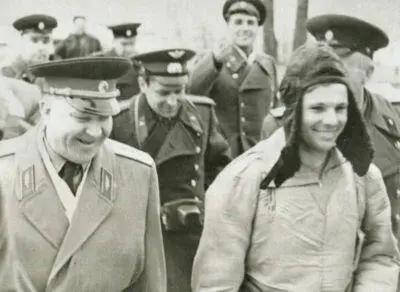 Встреча Гагарина в Куйбышеве Первый космонавт и главный конструктор 1961 г - фото 33
