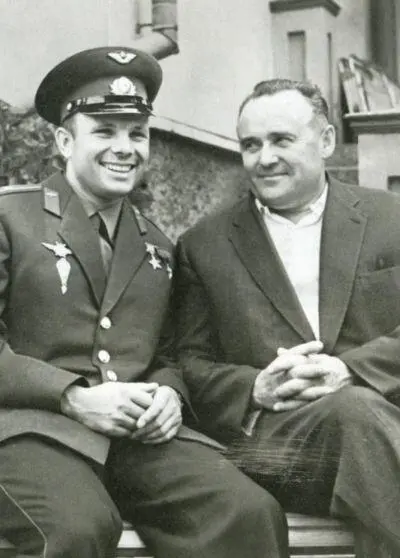 Первый космонавт и главный конструктор 1961 г Майор Советской армии - фото 34