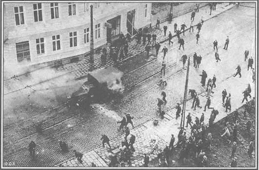 Гданьск декабрь 1970 г Рабочие балтийских портов бастуют против повышения цен - фото 37