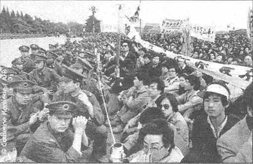 Весной 1989 г молодое поколение пекинские студенты выходят на демонстрацию - фото 51