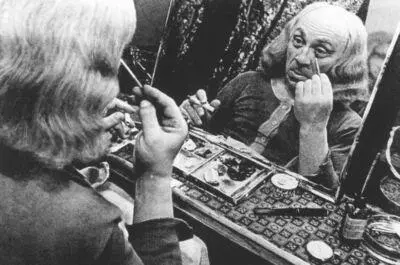 С М Михоэлс в гримерной перед спектаклем Король Лир 1935 г Здание - фото 21