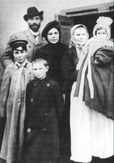 Семья Пастернаков у дверей флигеля Училища живописи ваяния и зодчества 1901 - фото 88