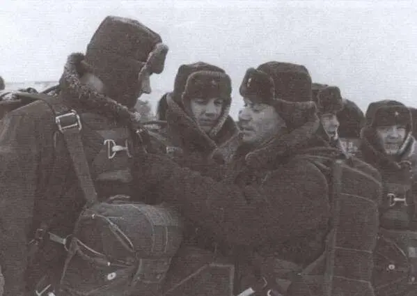 HA Шварев производит осмотр подгонки парашюта у курсантовдесантников 1963 - фото 47