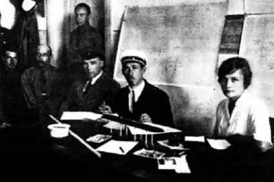 1925 г Заседание Технического совета завода 1 Сидят второй слева В Д - фото 22