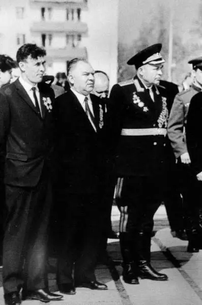 На торжественном мероприятии Директор ВНИИЭФ Б Г Музруков справа и - фото 52