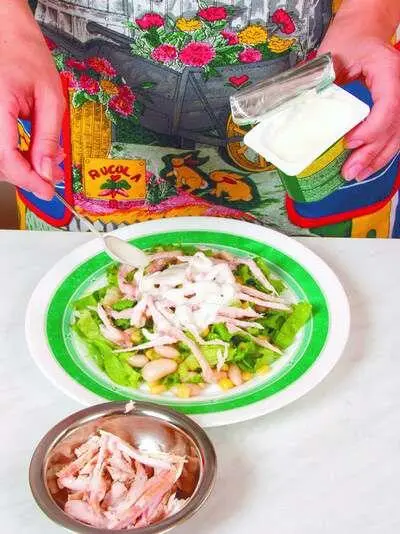 Сверху выложить нарезанное соломкой куриное мясо перед подачей к столу полить - фото 9