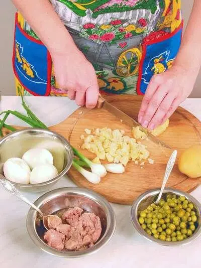 Картофель отварить охладить очистить от кожицы и нарезать мелкими кубиками - фото 44