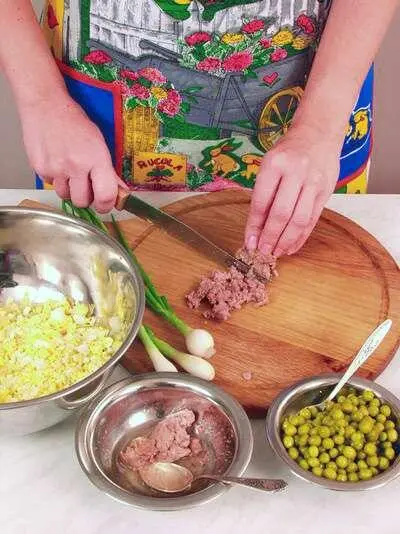 Печень трески нарезать мелкими кусочками Зеленый лук нашинковать удалив - фото 46