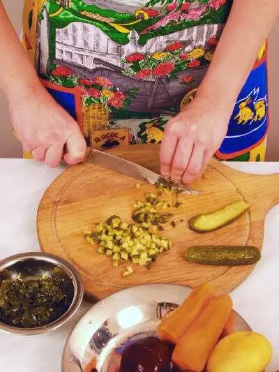Маринованные огурцы нарезать небольшими кубиками положить в глубокую емкость - фото 61