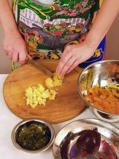 Отваренный и очищенный картофель нарезать небольшими кубиками добавить к - фото 63