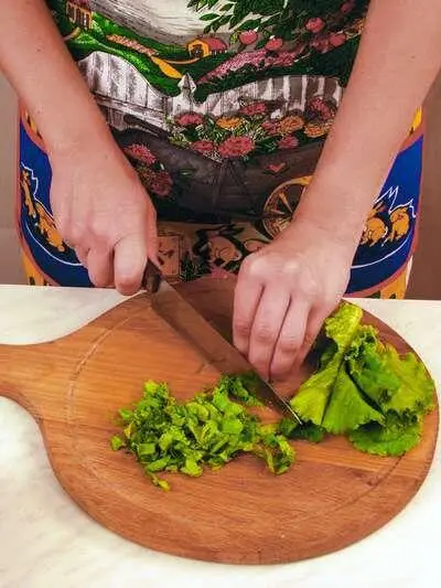 Листья салата нарезать небольшими кусочками оставив несколько штук для - фото 83