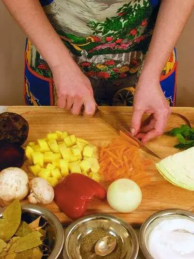 Предварительно очищенный картофель нарезать небольшими кубиками положить в - фото 99