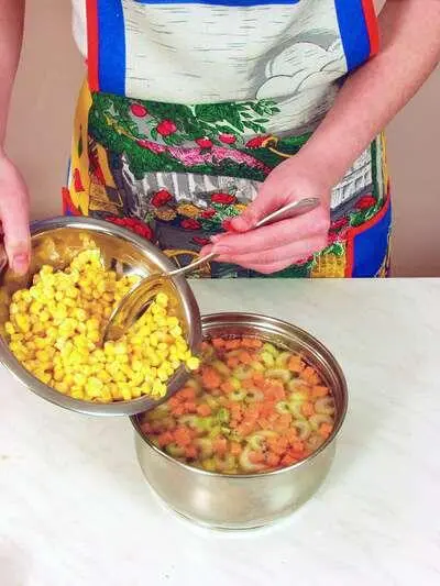 Добавить в суп консервированную кукурузу Мясная солянка с грибами - фото 107