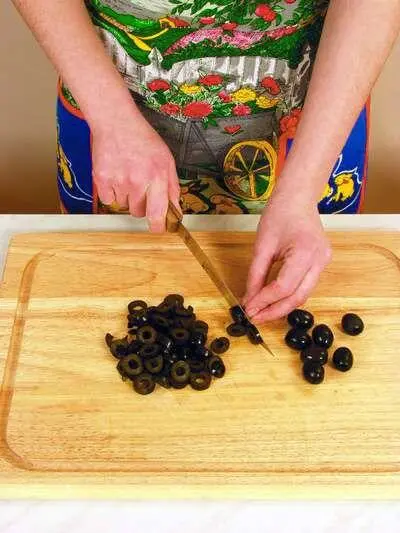 Из маслин удалить косточки и нарезать колечками Грибы очистить и мелко - фото 111