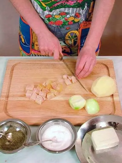 Филе осетрины вымыть обсушить нарезать кубиками Лук очистить подержать в - фото 129