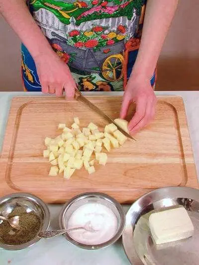Предварительно очищенный картофель нарезать кубиками Нарезанный кусочками - фото 131