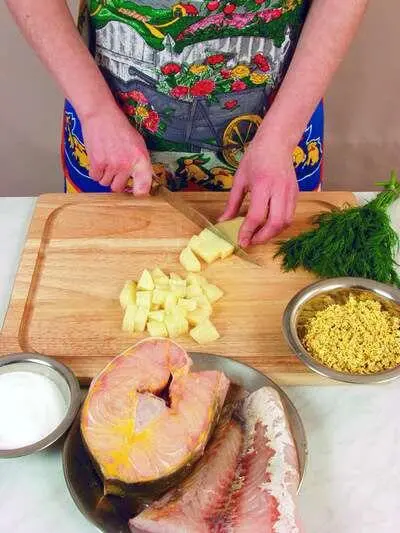 Очищенный картофель нарезать кубиками Добавить в бульон промытое пшено - фото 135