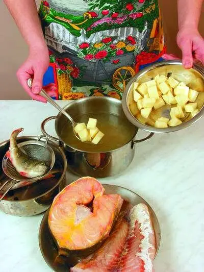 Положить в готовящуюся уху нарезанный картофель Обжаренные на сливочном - фото 137