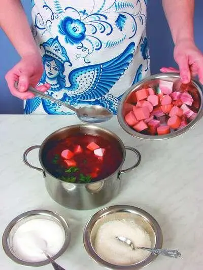 Положить в борщ подготовленные мясные продукты и часть зелени петрушки - фото 144