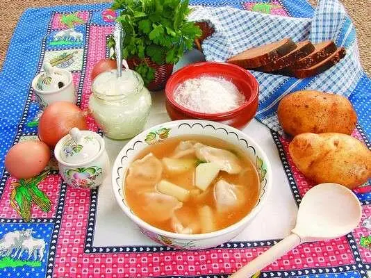 Продукты 1 л мясного бульона по 100 г говяжьего и свиного фарша 1 клубень - фото 162