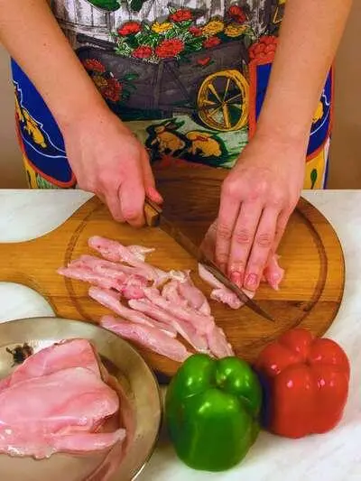 Филе курицы промыть обсушить и нарезать тонкими длинными кусочками В форму с - фото 167