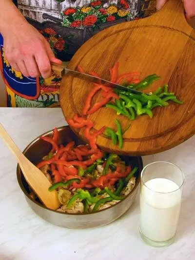 В форму с обжаренной курицей и луком добавить предварительно нарезанный - фото 168
