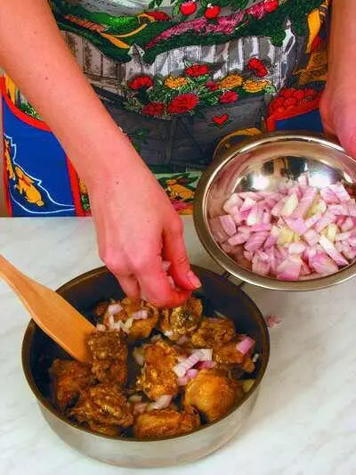 В сковороду с жарящимися окрочками положить нарезанный лук и специи - фото 173