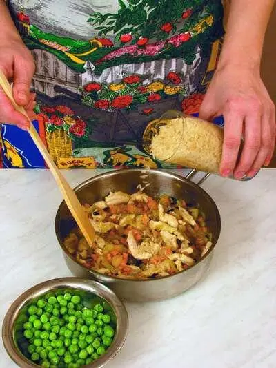 В сковороду с жарящимся мясом и овощами выложить подготовленный рис К - фото 178