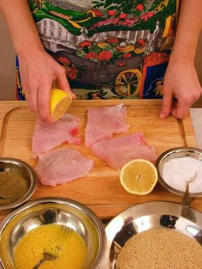 Каждый кусок рыбы сбрызнуть соком половины лимона Куски рыбы посыпать солью и - фото 182