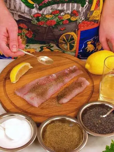 Подготовленное филе судака посыпать солью и перцем Каждый кусок рыбы - фото 186