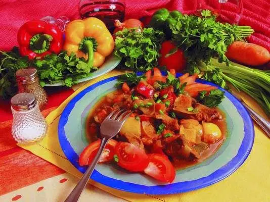 Продукты 500 г говяжьей вырезки 4 помидора 2 моркови 2 болгарских перца - фото 190