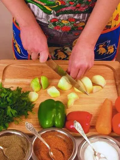 Лук и морковь очистить вымыть и нарезать крупными кубиками У болгарского - фото 192