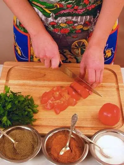 Обработанные помидоры нарезать кубиками Лук добавить к жарящемуся мясу с - фото 194