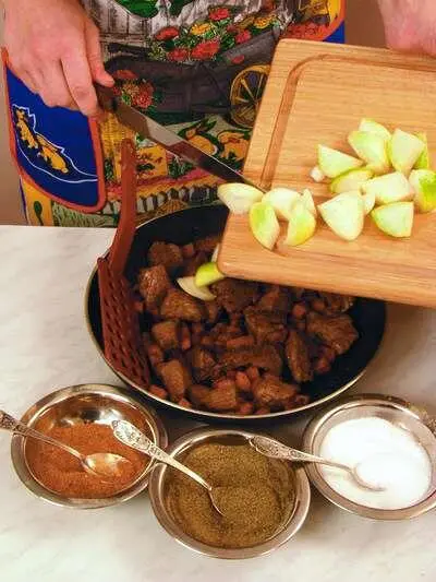 Лук добавить к жарящемуся мясу с овощами Затем выложить помидоры и добавить - фото 195