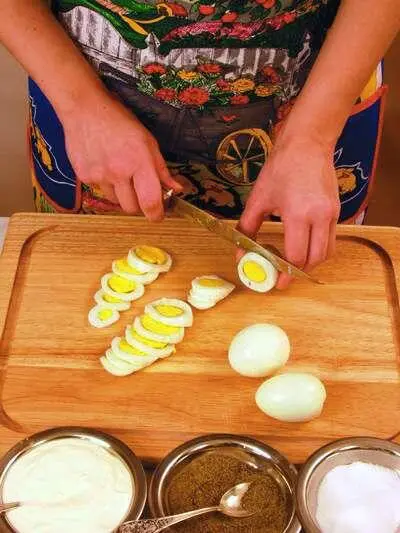 Вареные яйца нарезать кружочками Смесь жареных грибов с луком взбитым яйцом - фото 217