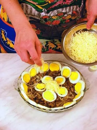Сыр натереть на крупной терке и высыпать тонким ровным слоем на содержимое - фото 220