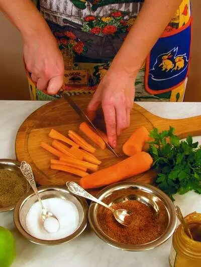 Большую часть очищенной моркови нарезать тонкими брусочками Подготовленные - фото 225