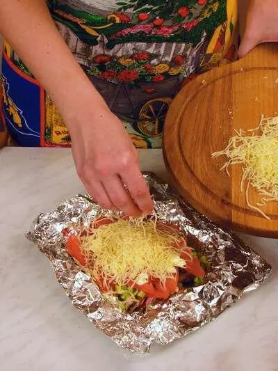 Натертый на крупной терке сыр высыпать на помидоры Цветная капуста - фото 234