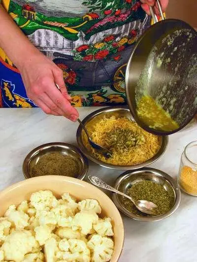 Добавить к смеси сыра с сухарями и пряностями растопленное масло Залить - фото 239
