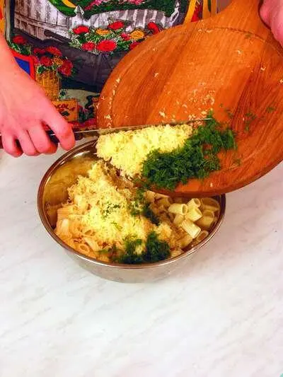 Смешать отваренные макароны с сыром и укропом Выложить смесь в сервировочное - фото 253