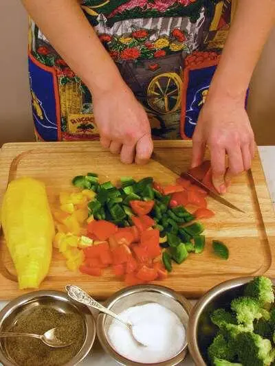 Обработанный болгарский перец нарезать небольшими кубиками Очищенный кабачок - фото 258
