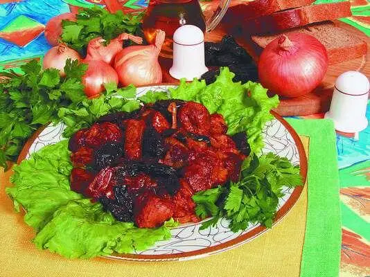 Продукты 350 г говяжьей вырезки 100 г чернослива 2 луковицы 1 ст ложка - фото 266
